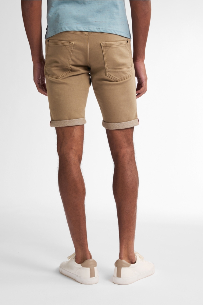 Petrol Industries bruine heren korte broek | Model achteraanzicht