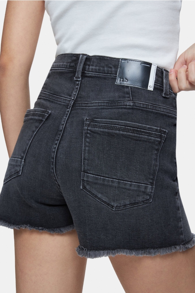 LTB zwarte dames korte broek | Model achteraanzicht