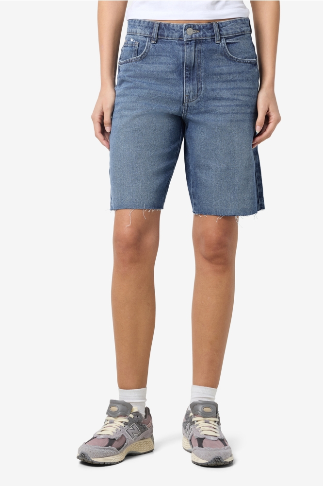 Noisy may blauwe dames korte broek | Model vooraanzicht