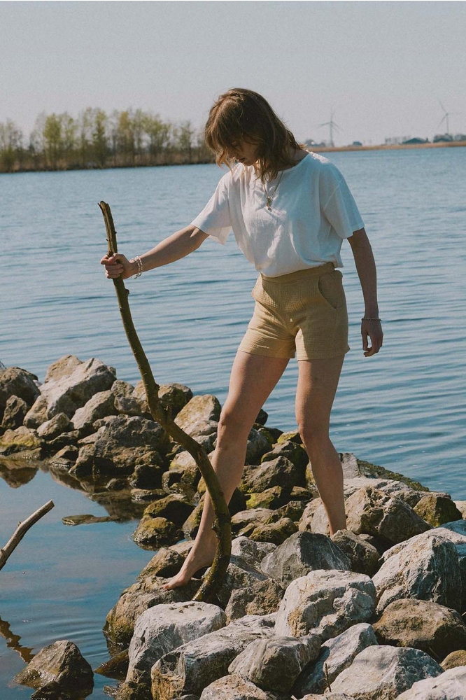 Zusss beige dames korte broek | Sfeerbeeld, In situatie