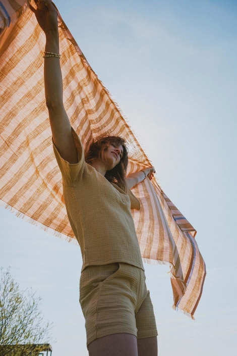 Zusss beige dames korte broek | Sfeerbeeld, In situatie