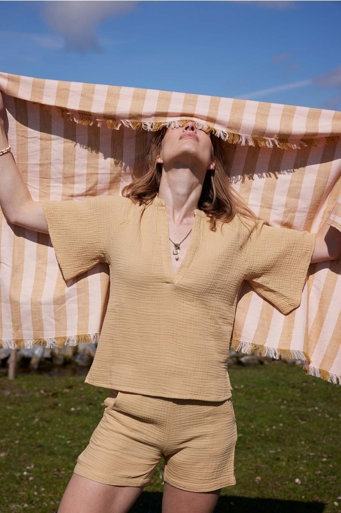 Zusss beige dames korte broek | Sfeerbeeld, In situatie