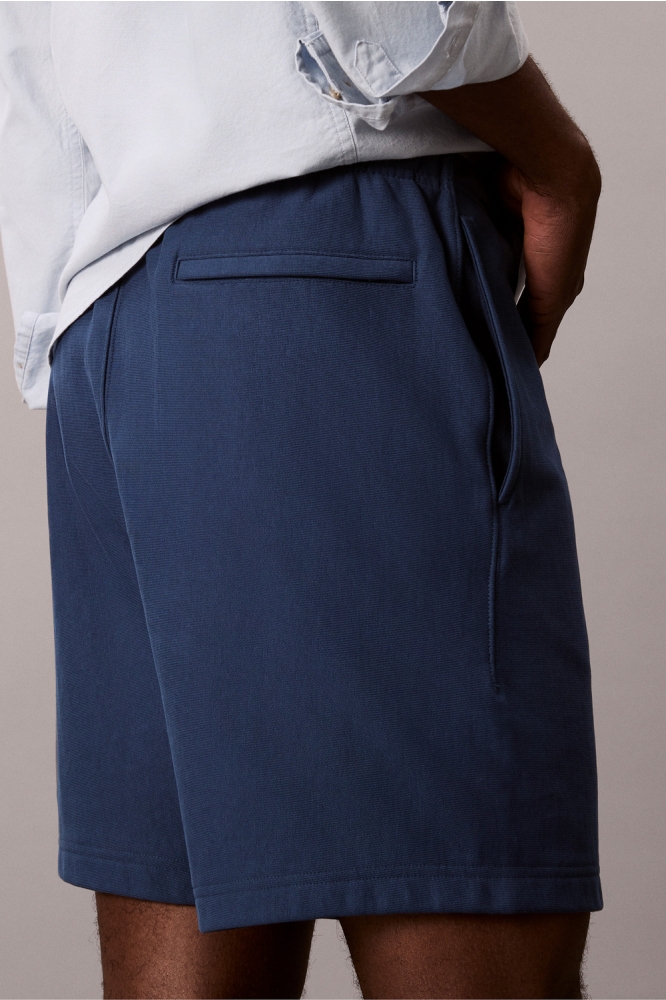 Calvin Klein blauwe heren korte broek | Model achteraanzicht