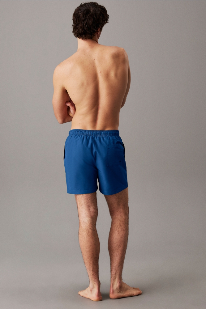Calvin Klein blauwe heren korte broek | Model achteraanzicht