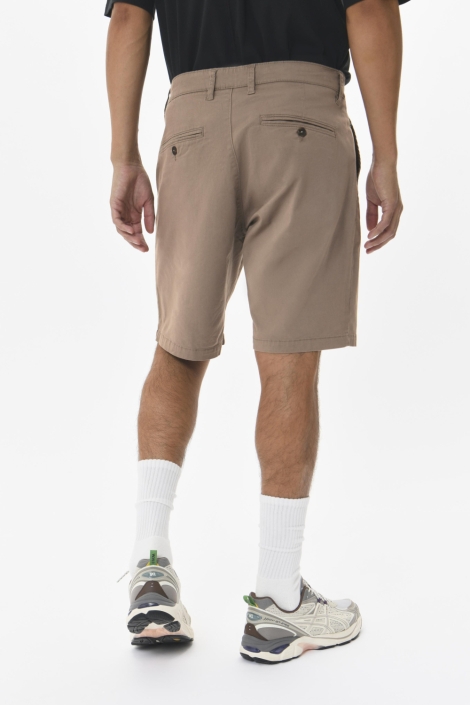 Matinique taupe heren korte broek | Model achteraanzicht