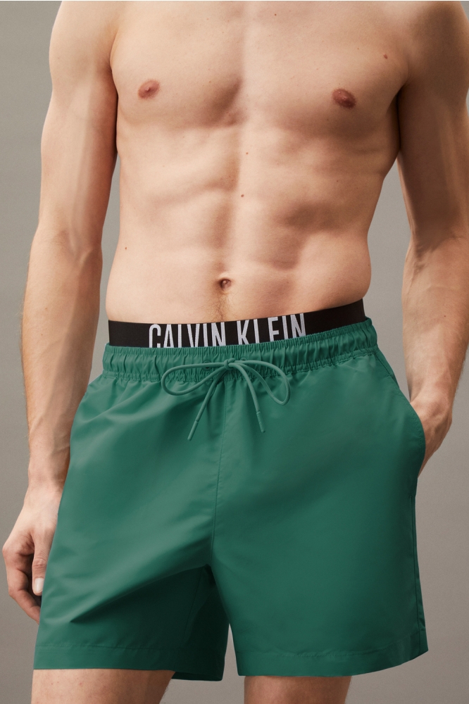 Calvin Klein groene heren korte broek | Model vooraanzicht