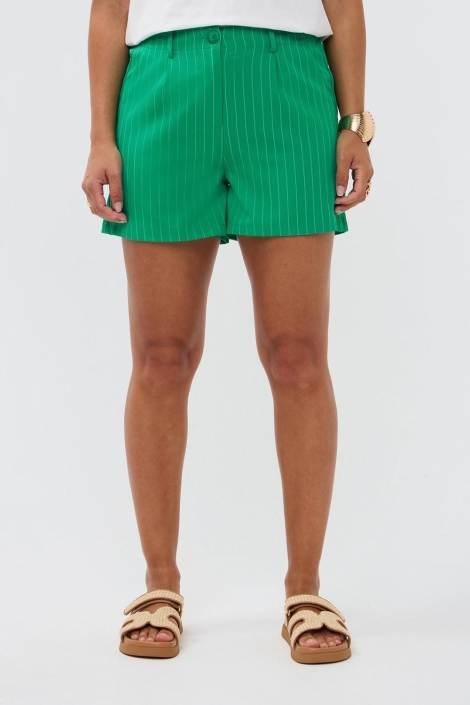 Ydence groene dames korte broek | Model vooraanzicht