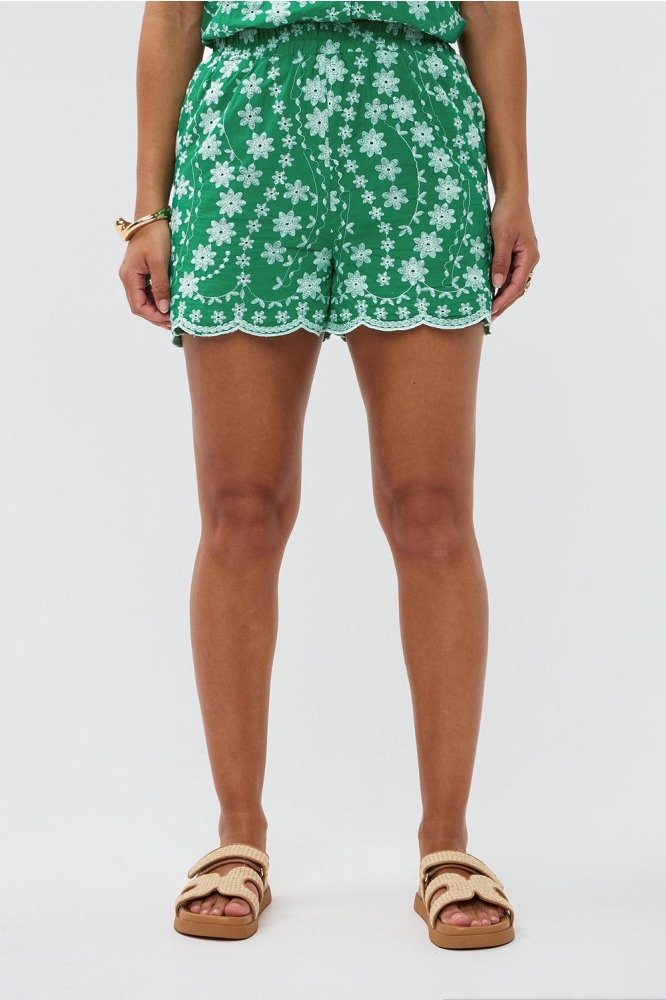 Ydence groene dames korte broek | Model vooraanzicht