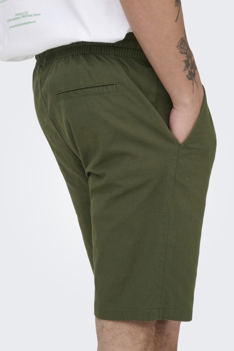 Only & Sons groene heren korte broek | Model zijaanzicht