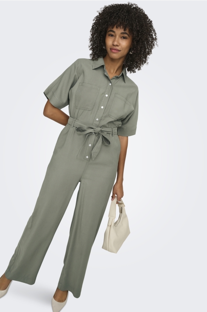 Only groene dames jumpsuit | Model vooraanzicht