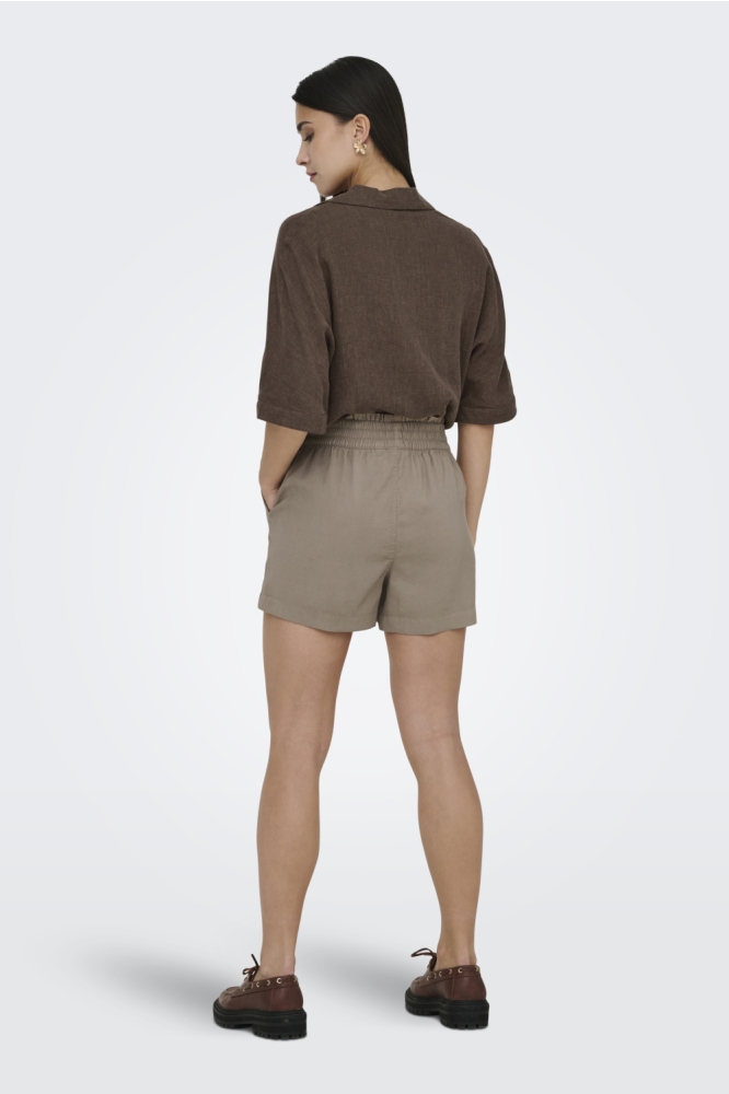 Only taupe dames korte broek | Model achteraanzicht