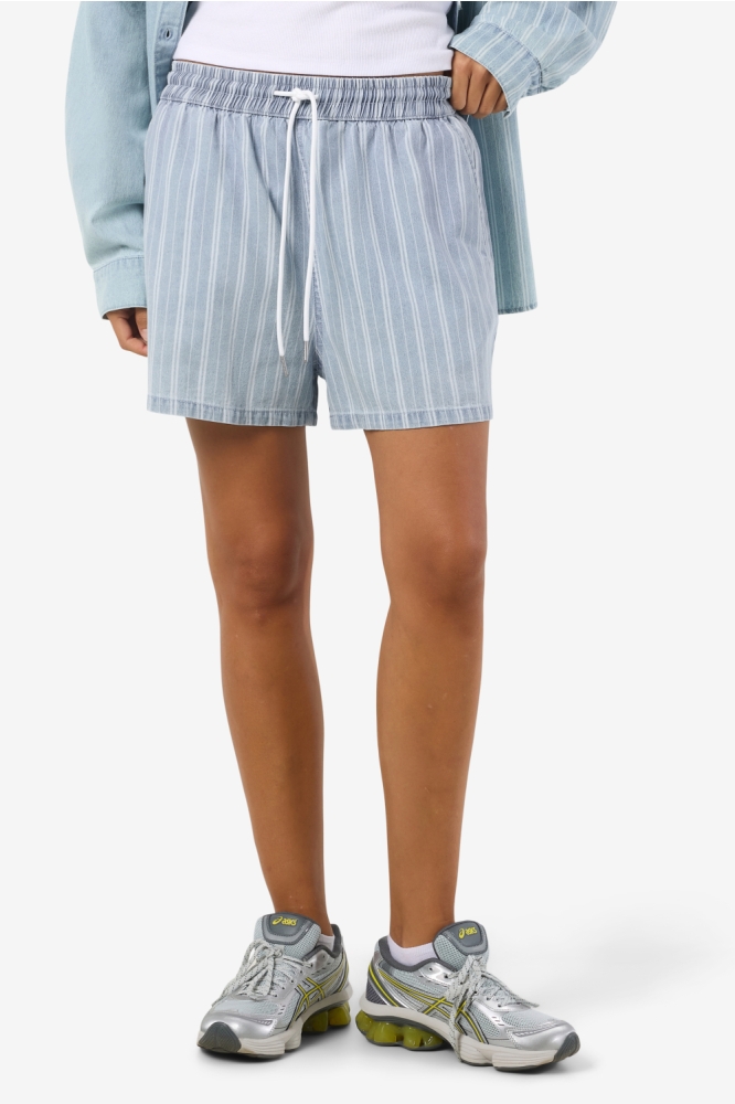 Noisy may blauwe dames korte broek | Model vooraanzicht