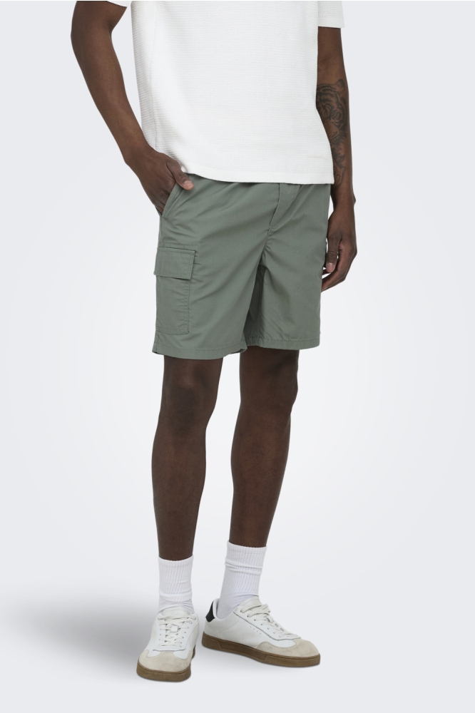 Only & Sons groene heren korte broek | Model vooraanzicht