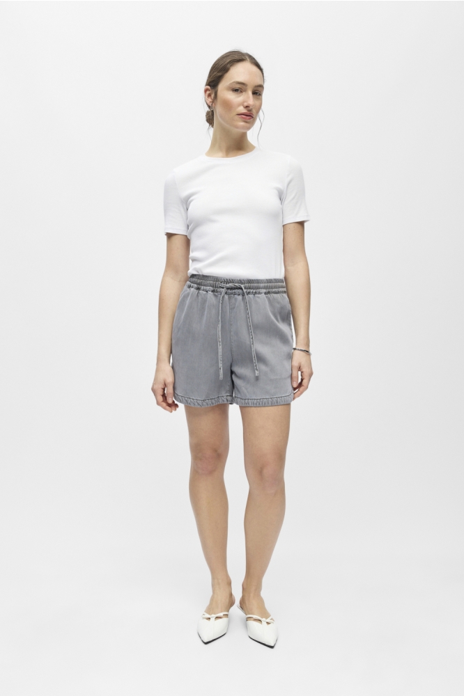 Object grijze dames korte broek | Model