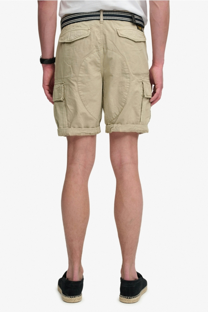 Superdry beige heren korte broek | Model achteraanzicht