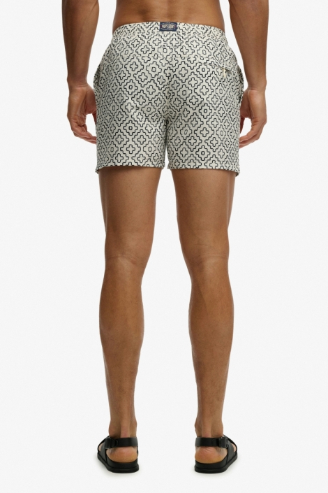 Superdry beige heren korte broek | Model achteraanzicht