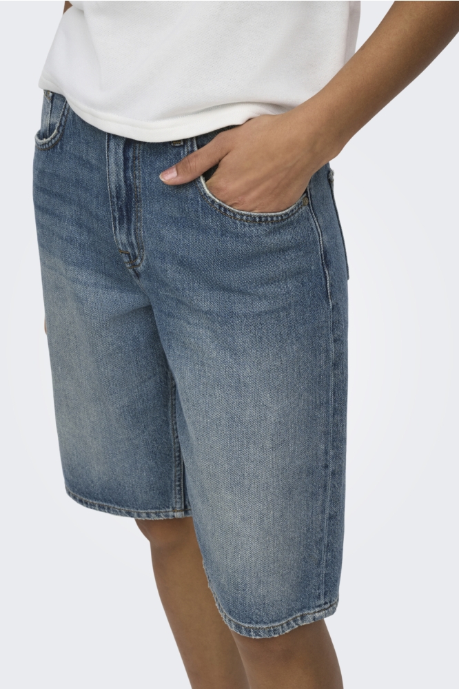 Jacqueline de Yong blauwe dames korte broek | Model zijaanzicht