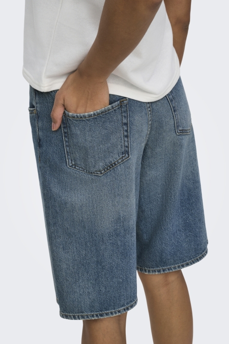 Jacqueline de Yong blauwe dames korte broek | Model achteraanzicht