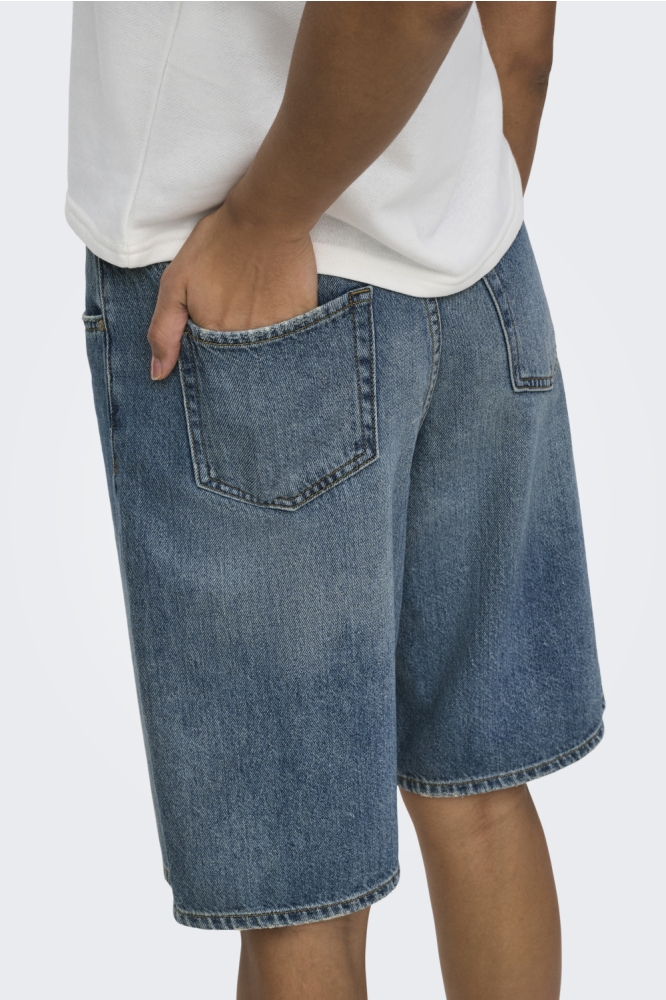 Jacqueline de Yong blauwe dames korte broek | Model achteraanzicht