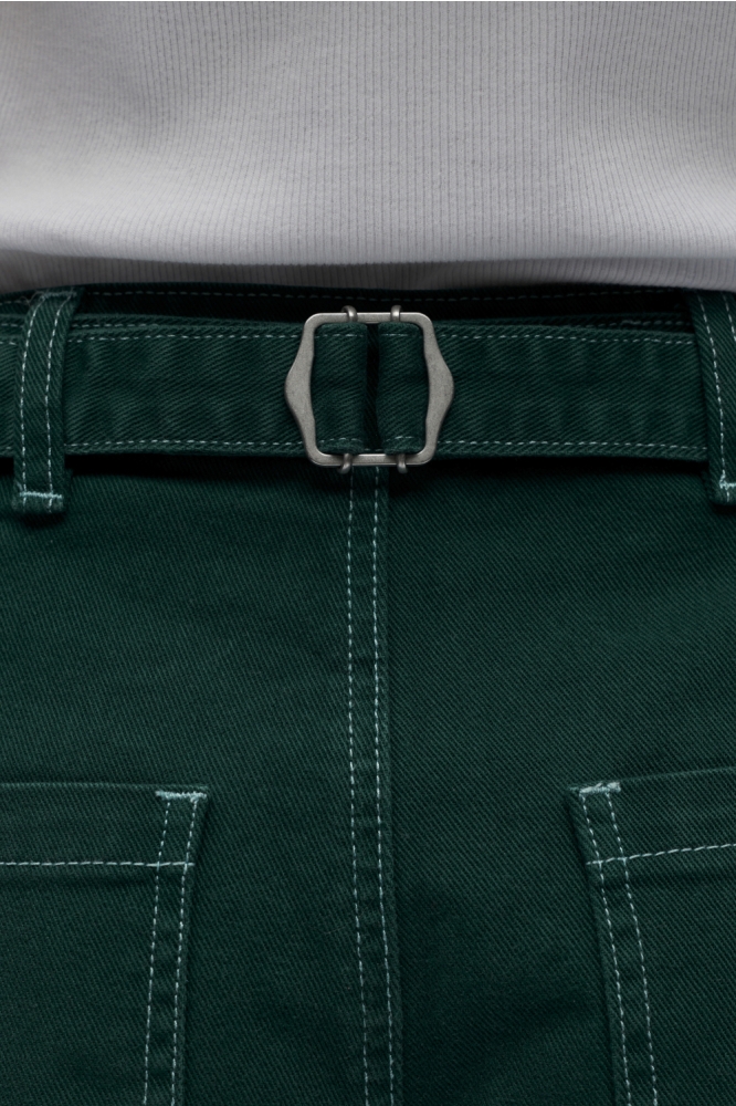 Object groene dames korte broek | Close up