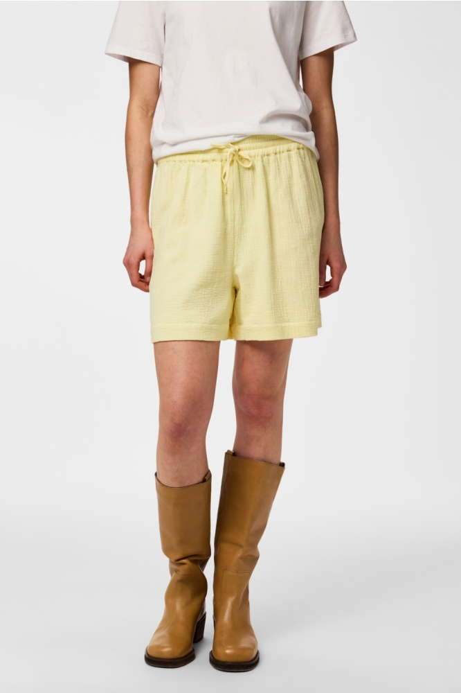 Pieces gele dames korte broek | Model vooraanzicht