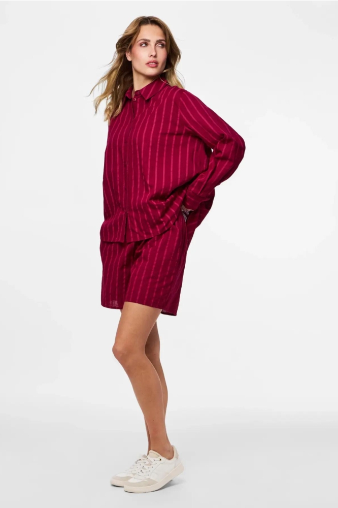 Pieces roze dames korte broek | Model zijaanzicht