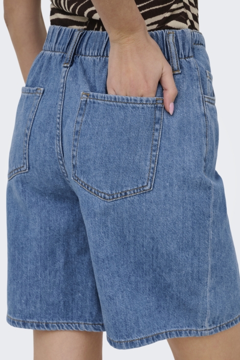 Jacqueline de Yong blauwe dames korte broek | Model achteraanzicht