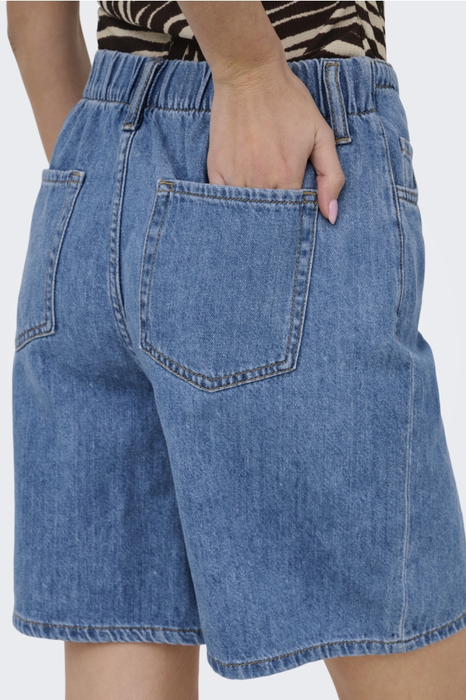 Jacqueline de Yong blauwe dames korte broek | Model achteraanzicht