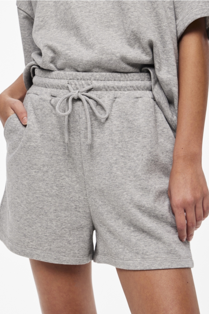 Pieces grijze dames korte broek | Model vooraanzicht