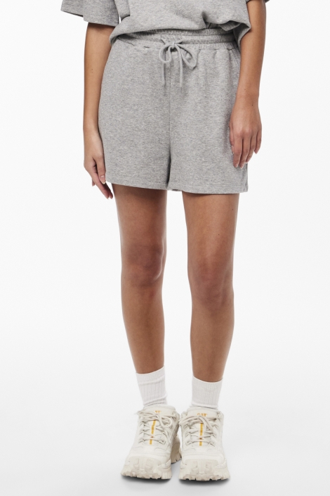 Pieces grijze dames korte broek | Model vooraanzicht