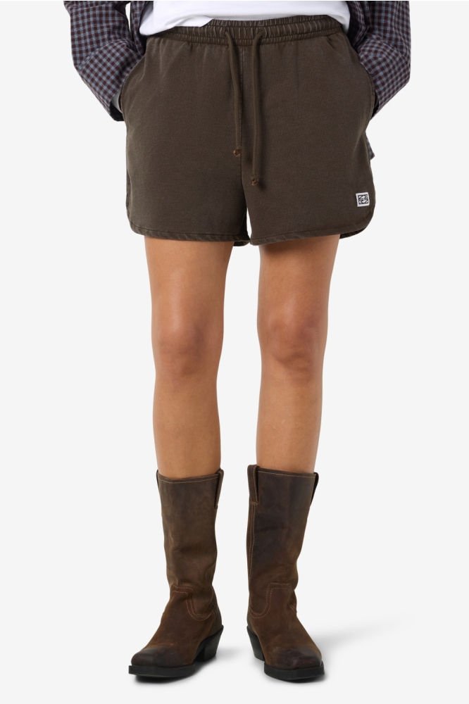 Noisy may bruine dames korte broek | Model vooraanzicht