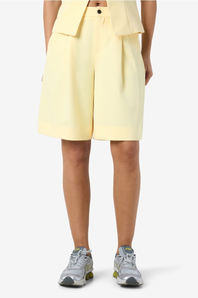 Noisy may gele dames korte broek | Model vooraanzicht