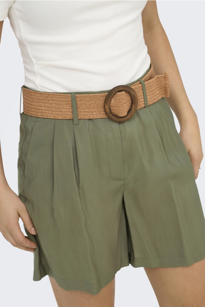 Only groene dames korte broek | Model vooraanzicht