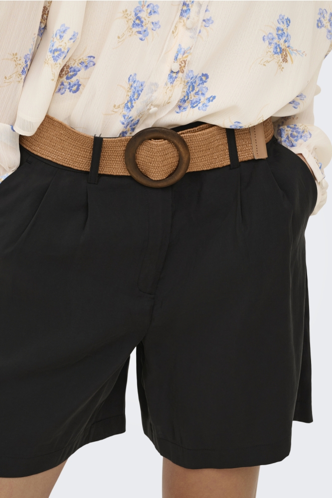 Only zwarte dames korte broek | Model vooraanzicht