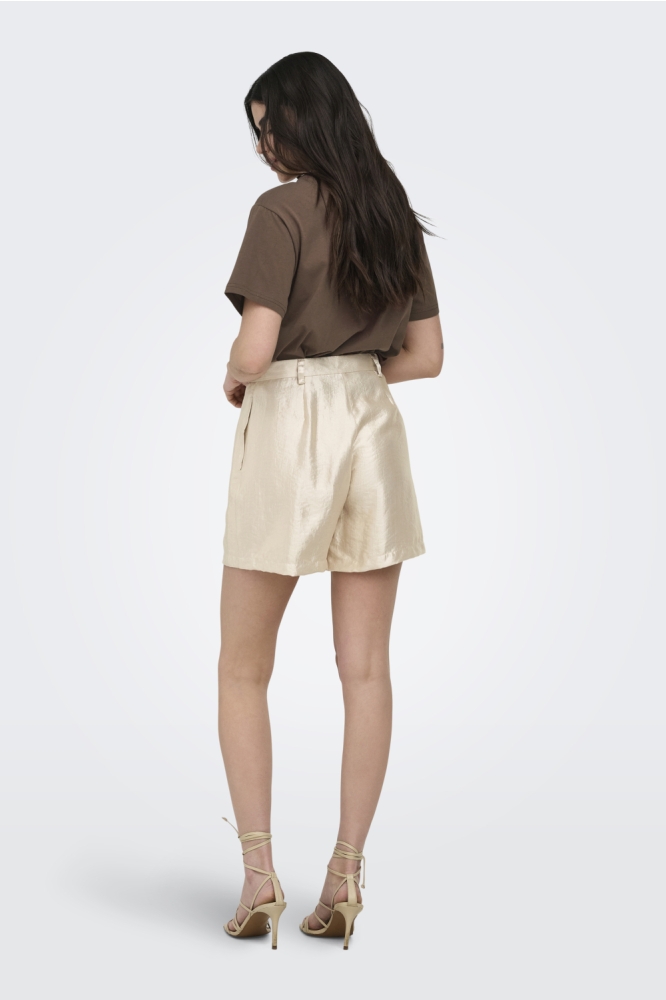 Only ecru dames korte broek | Model achteraanzicht