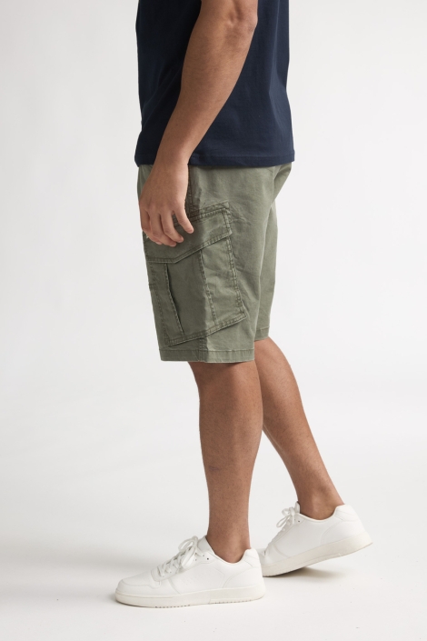 Petrol Industries groene heren korte broek | Model zijaanzicht