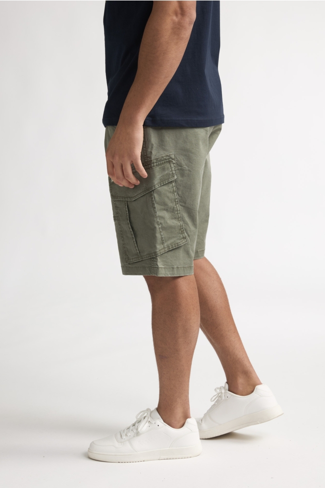 Petrol Industries groene heren korte broek | Model zijaanzicht