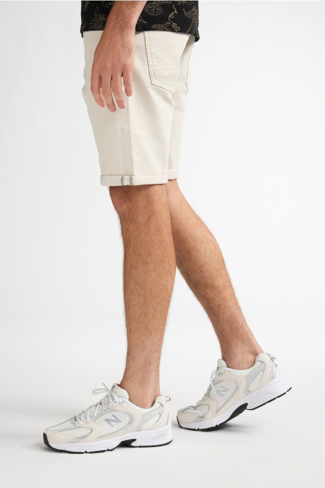 Petrol Industries ecru heren korte broek | Model zijaanzicht