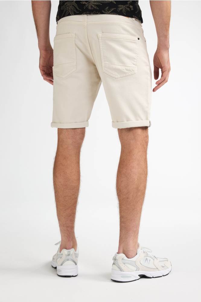 Petrol Industries ecru heren korte broek | Model achteraanzicht