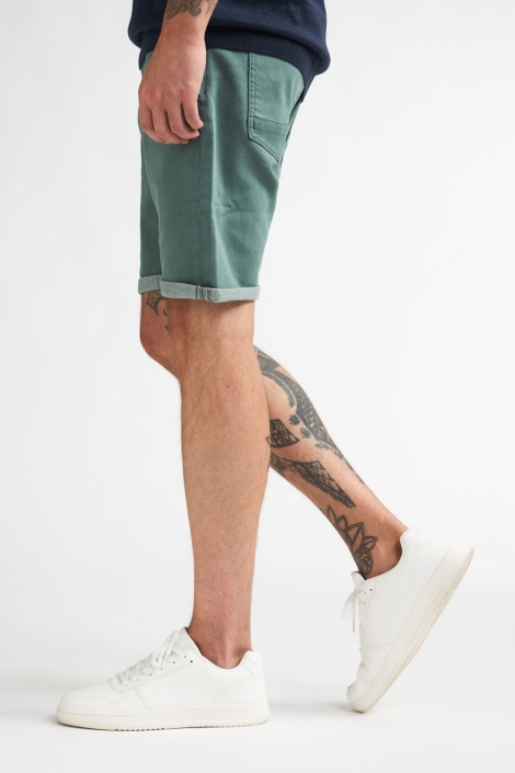 Petrol Industries groene heren korte broek | Model zijaanzicht