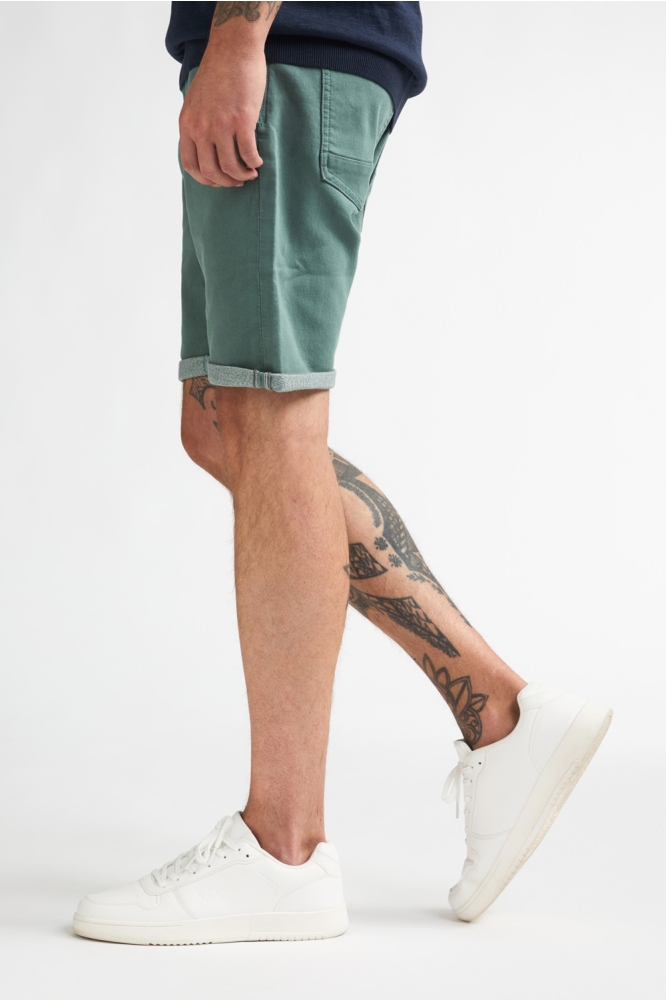 Petrol Industries groene heren korte broek | Model zijaanzicht