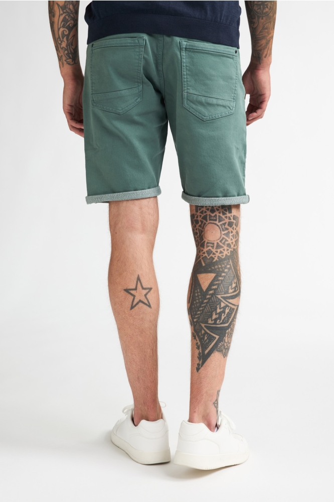 Petrol Industries groene heren korte broek | Model achteraanzicht