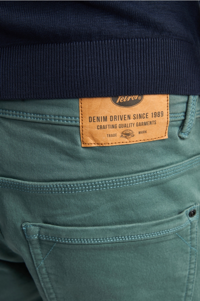 Petrol Industries groene heren korte broek | Close up