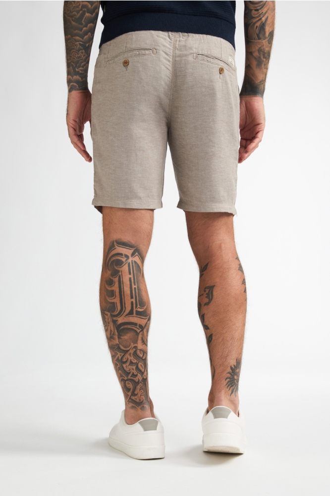 Petrol Industries zand heren korte broek | Model achteraanzicht