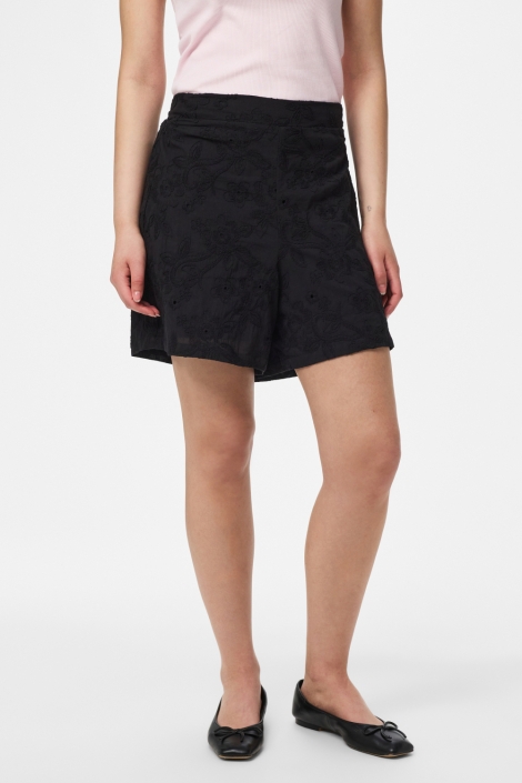 Pieces zwarte dames korte broek | Model vooraanzicht
