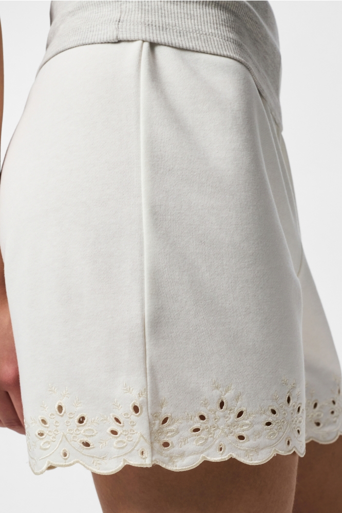 Pieces witte dames korte broek | Model zijaanzicht