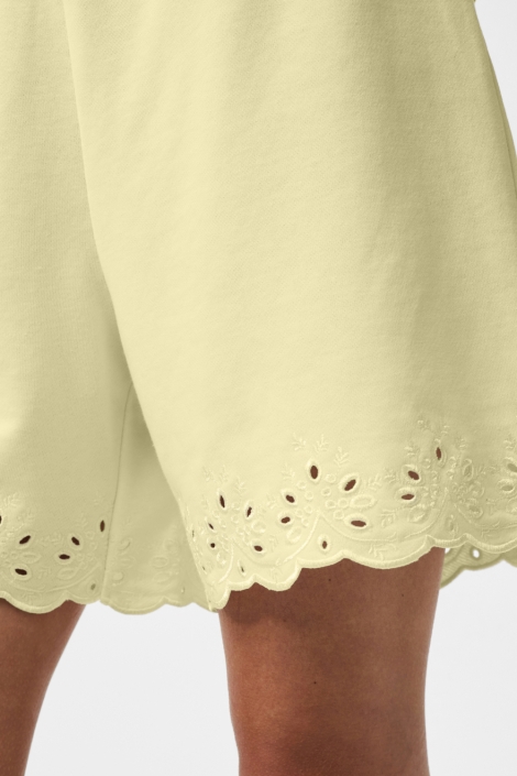 Pieces gele dames korte broek | Close up