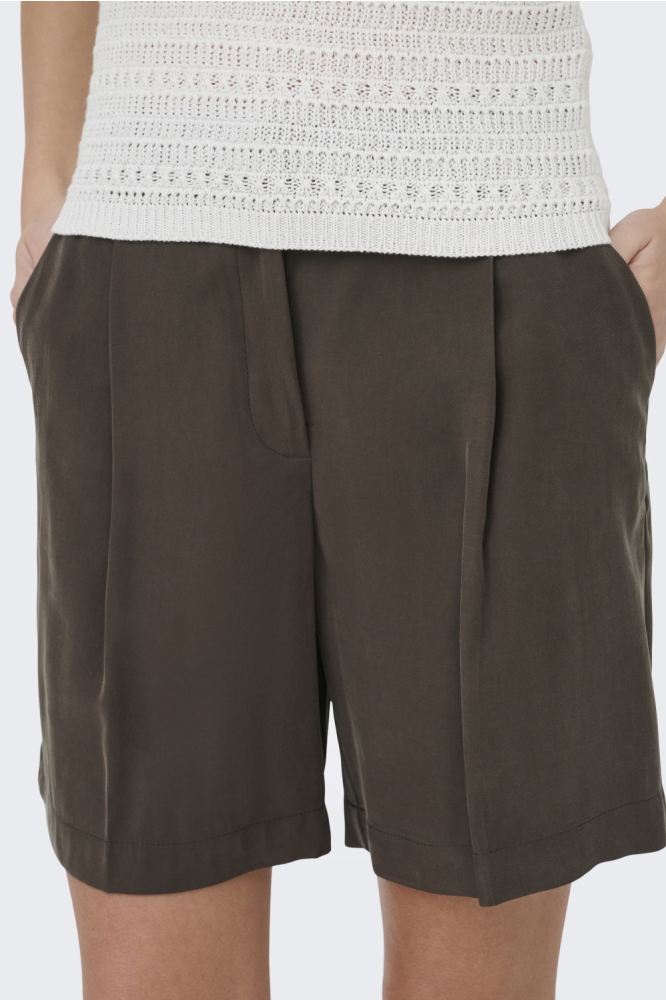 Jacqueline de Yong bruine dames korte broek | Model vooraanzicht