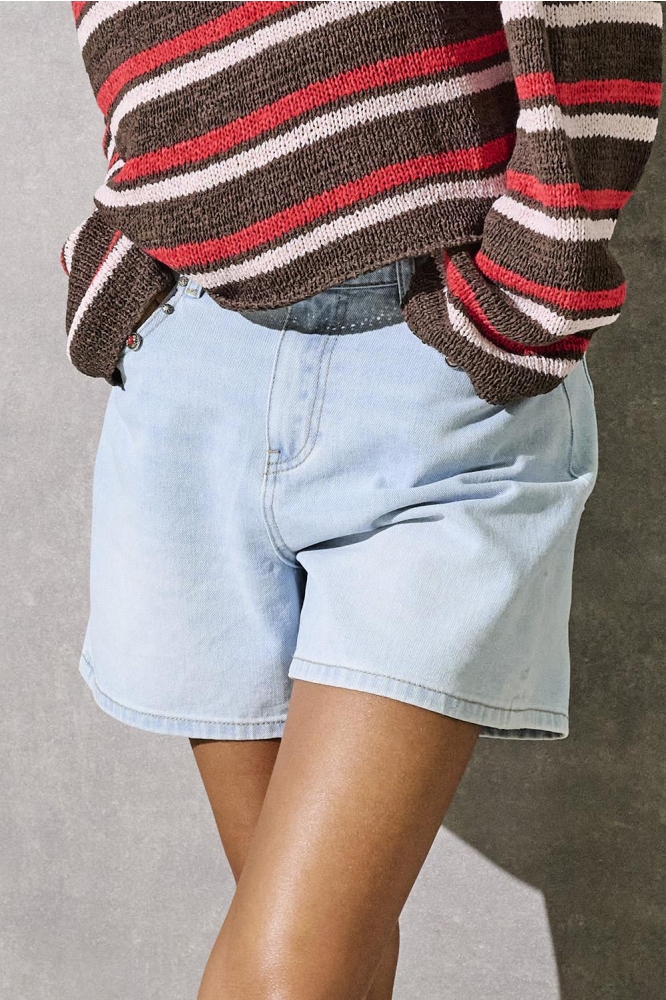 Only blauwe dames korte broek | Model vooraanzicht