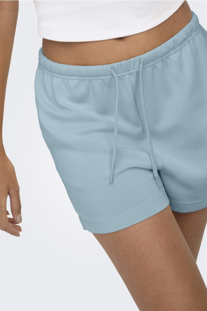 Only blauwe dames korte broek | Model vooraanzicht